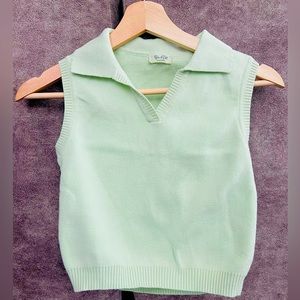 Sleeveless cropped knitting top with collar